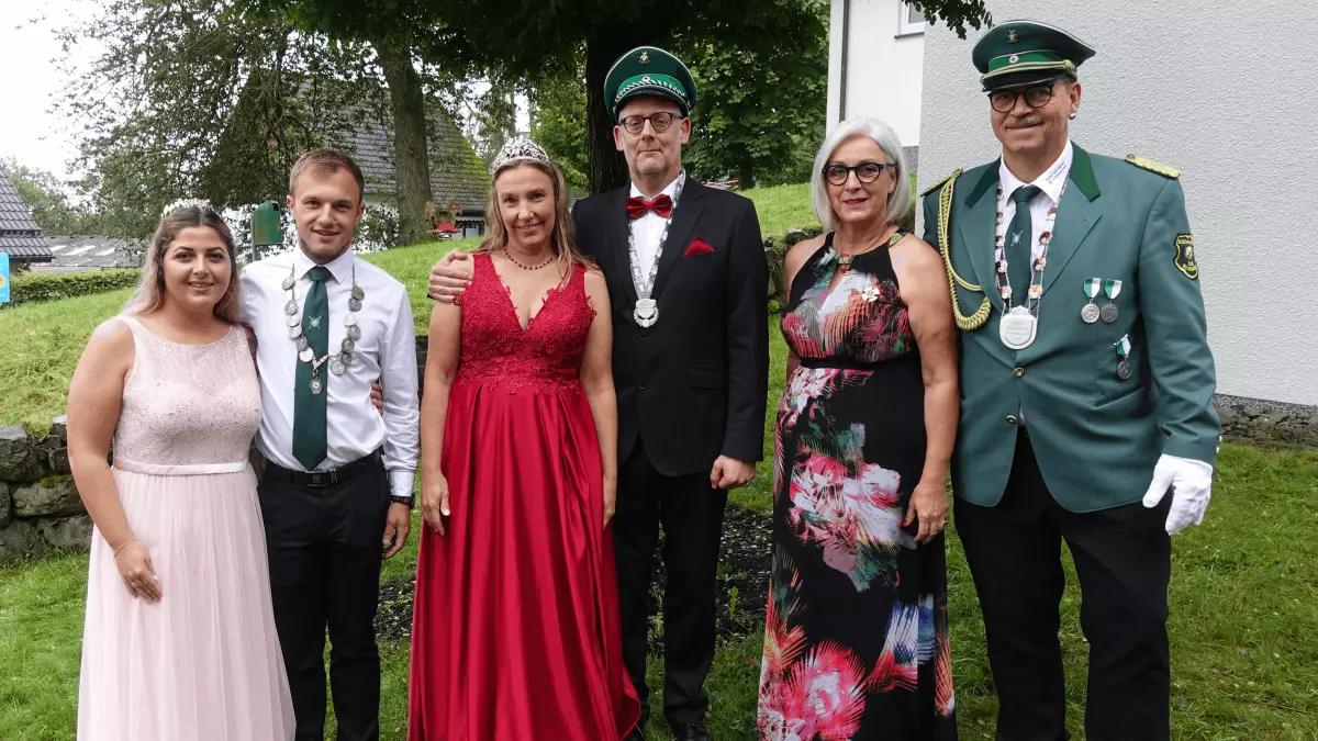 Das Heider Jungschützenpaar, Königspaar und Kaiserpaar durften auf dem alternativen Schützenfest nicht fehlen.
