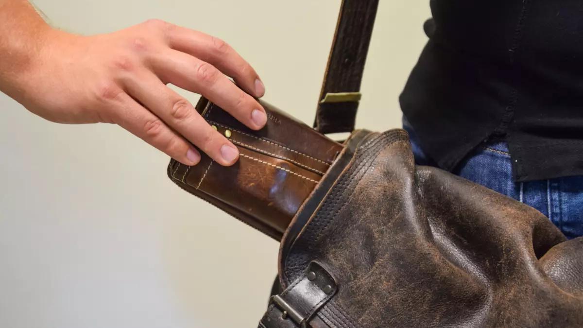 Taschendiebe klauen Geldbörse und heben mehr als 1.000 Euro ab