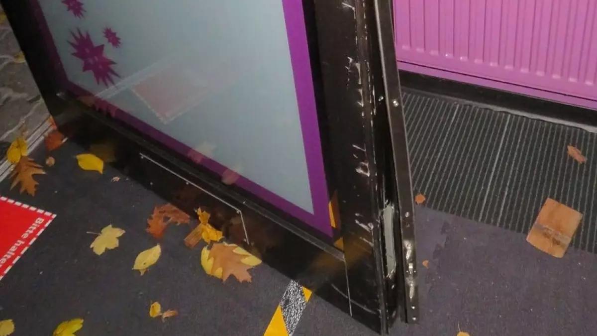 Die beschädigte Tür der Spielhalle.