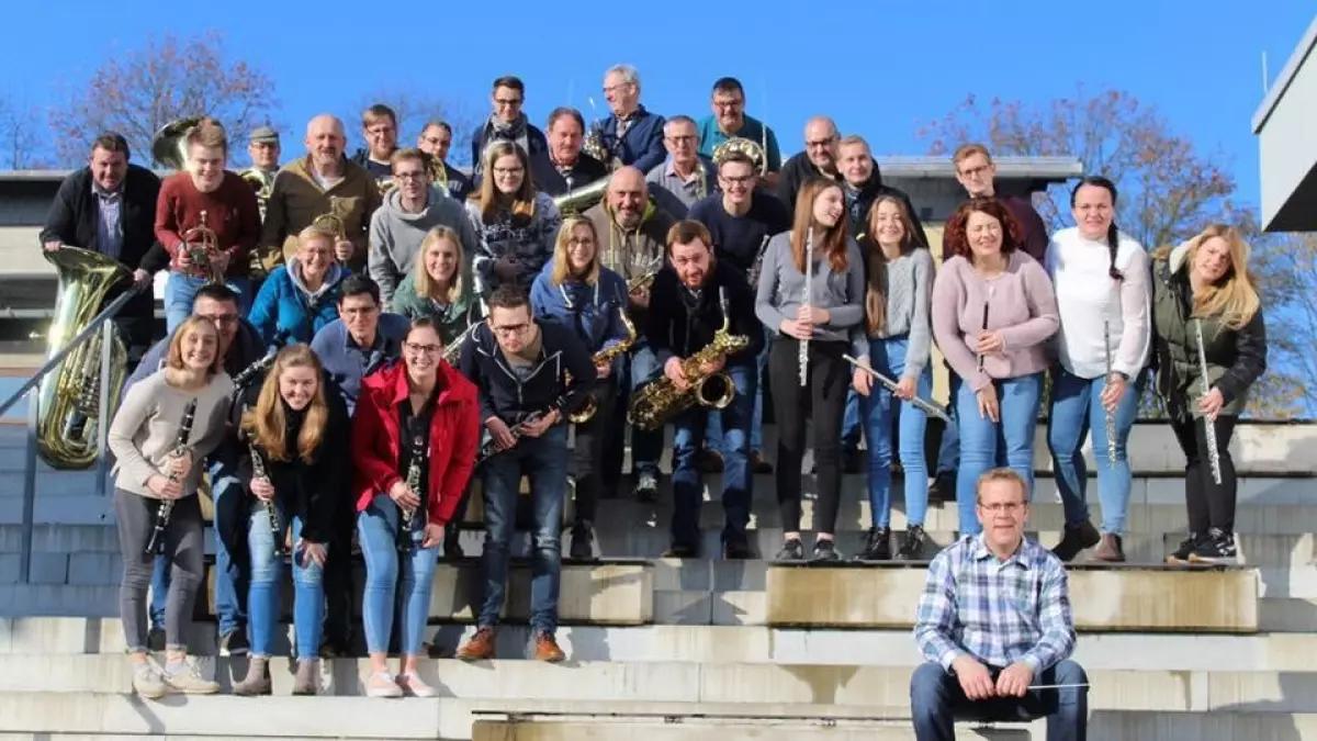 Der Musikzug Drolshagen und Dirigent Jan Schröter (vorne sitzend) sind fit für das Kirchenkonzert.