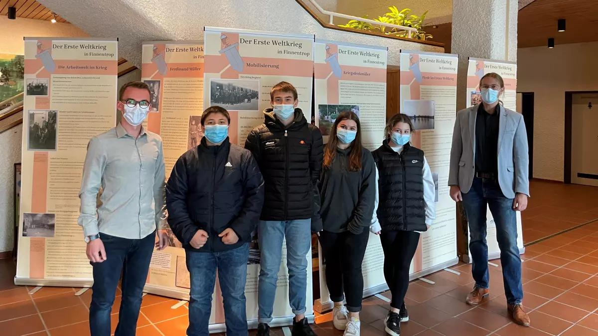 Archivar Yannick Brücher, Schüler der Bigge-Lenne Gesamtschule und Lehrer Christoph Gunter (von links).