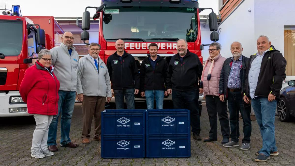 Übergabe der vier Flutboxen am Feuerwehrgerätehaus in Lenhausen durch den Vorstand des VdK Finnentrop an die Feuerwehr der Gemeinde Finnentrop.