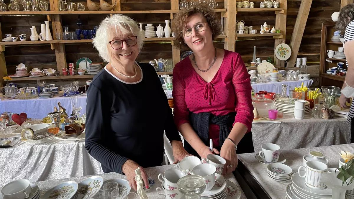 Antje Waldeck und Monika Dietermann haben alles für den letzten Öffnungstag vorbereitet.
