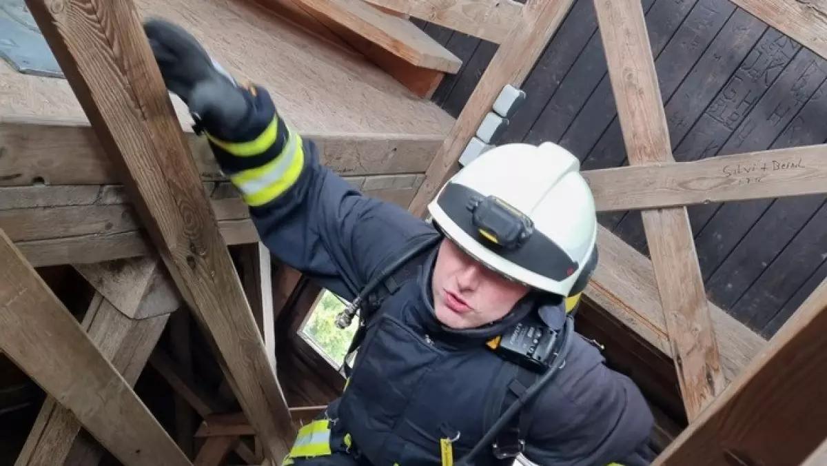 Ein Kamerad beim Aufstieg in den Rhein-Weser-Turm während der Firefighter Challenge 2021