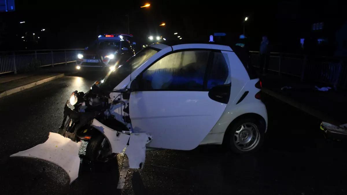 Der schwer beschädigte Smart stand quer auf der Fahrbahn.