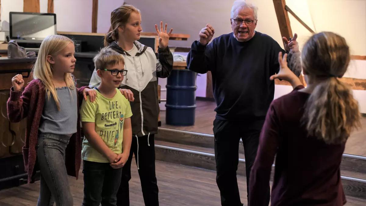 Sechs Kinder nahmen am Theater-Workshop „Junge Bühne“ am Schrabben Hof teil.