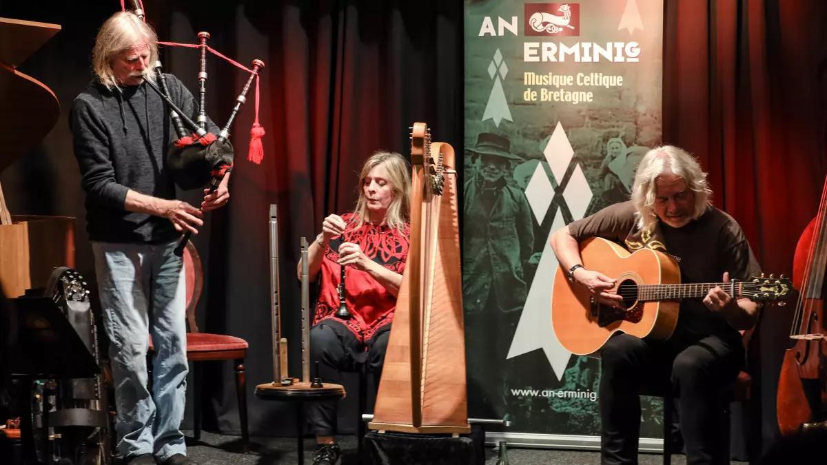 An Erminig spielten im Schrabben Hof.