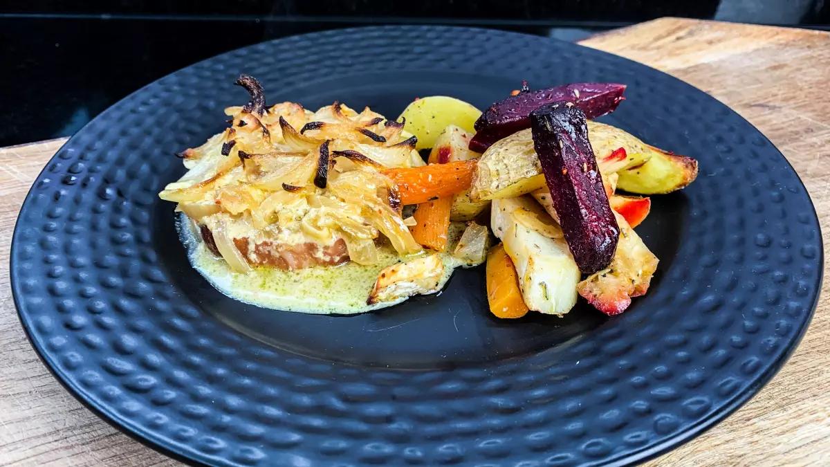 Herbstlich, lecker, ideal: Kasseler in Honig-Senf-Sauce und Ofengemüse von Melli Heuel.