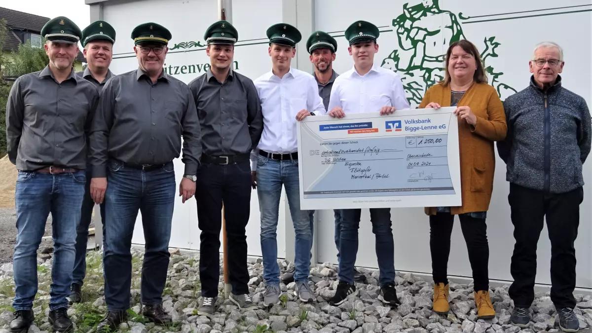 v.l.: Wolfgang Kruse, Christian Wigger, Anno Schulte, Steffen Schneider, Dominik Huckestein, Peter Heinze und David Sabisch bei der Spendenübergabe an Marese Heermann und Uli Rauchheld aus Bilstein.