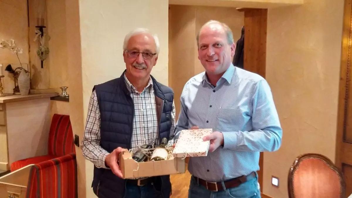 Vorsitzender Lothar Sabisch (rechts) dankte Lothar Epe mit einem Präsent.