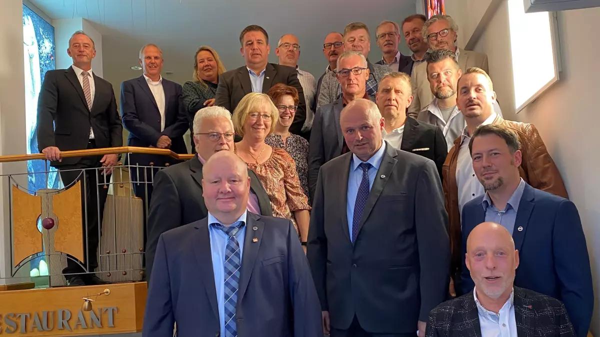 Dr. Rolf Merte (oben links) ehrte die Jubilare.