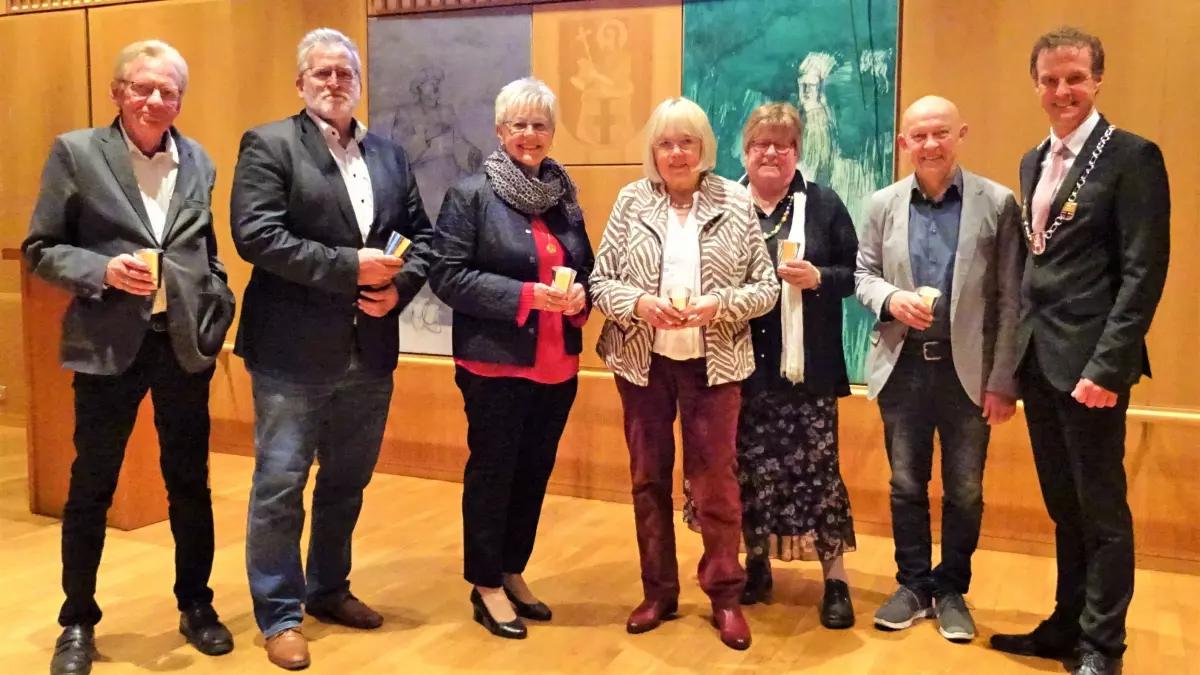Den Silbernen Ehrenbecher der Gemeinde Wenden erhielten (v.l.) Hubertus Zielenbach, Markus Scherer, Angelika Hennen, Dorothea Biermann, Brigitte Hennecke und Stefan Niederschlag von Bürgermeister Bernd Clemens.