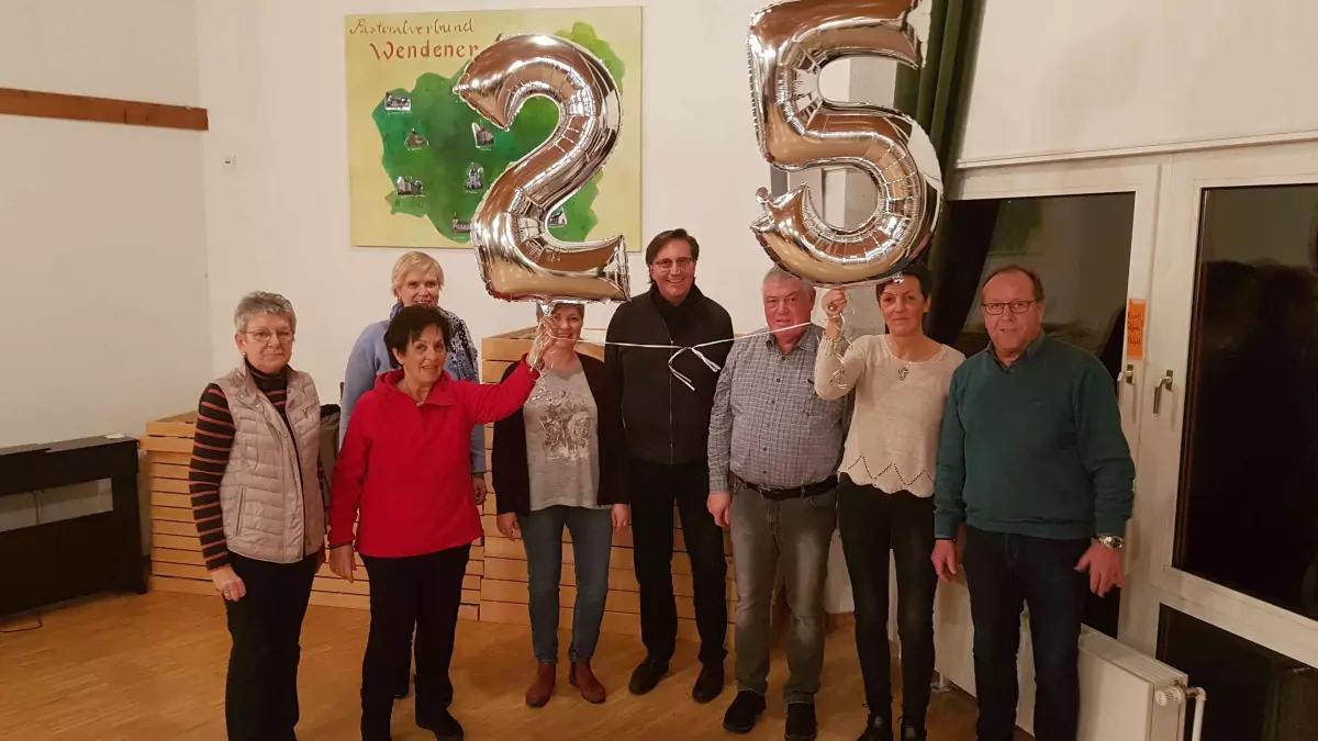 Bei einer Probe im Januar 2020 bedankte sich der Kirchenchor bei Maurizio Quaremba (4. von rechts) für seine 25-jährige Tätigkeit.