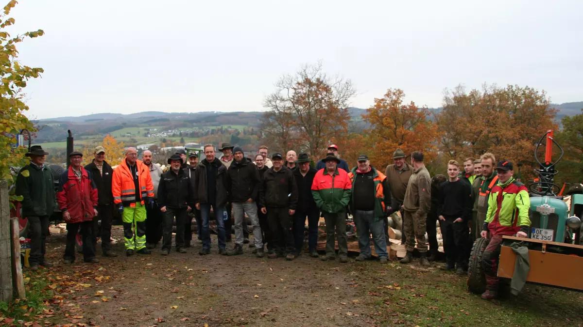 Die vier Attendorner Pooten sind zufrieden mit ihrem Arbeitseinsatz. Die Vorbereitungen für das Meilerfest im August 2022 laufen auf Hochtouren.