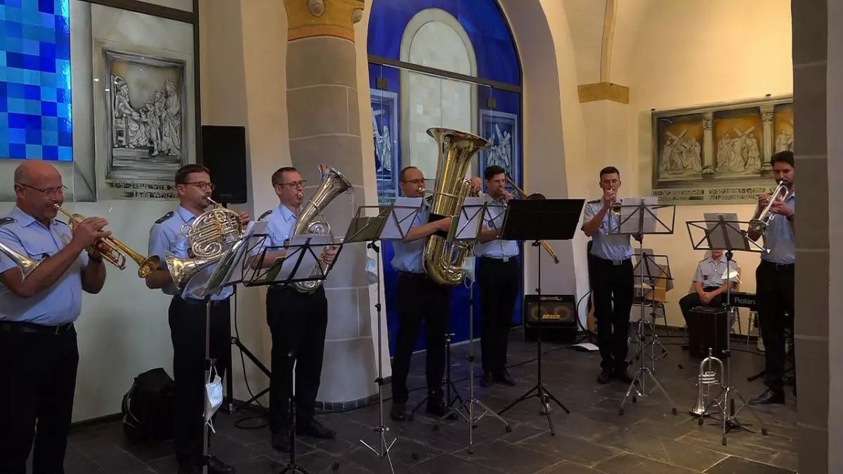 Das Blechbläserensemble spielt unter anderem „Book of Love“.