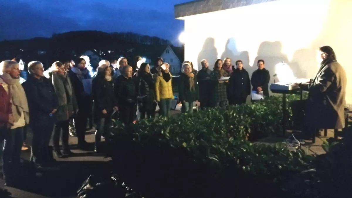 Der Frauenchor „Cantare“ trug sieben Stücke beim Fensterkonzert vor.