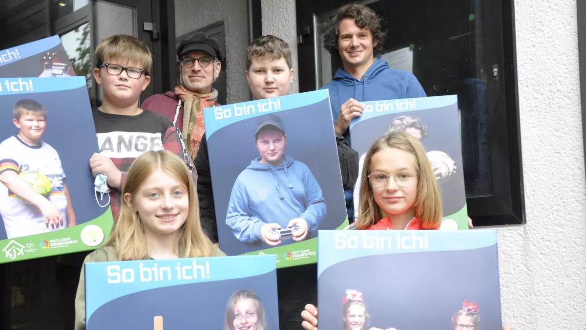 Die Jugendlichen vom kjk Finnentrop haben sich mit Gegenständen fotografieren lassen, die ihnen wichtig sind. Diese werden nun im Rahmen einer Ausstellung bis zum Donnerstag, 25. November, im Rathaus gezeigt.