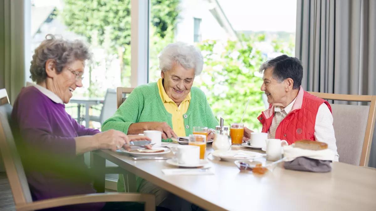 Die Gäste begegnen sich, wie hier in der Tagespflege in Finnentrop, in geselliger Runde und verbringen einen abwechslungsreichen Tag.