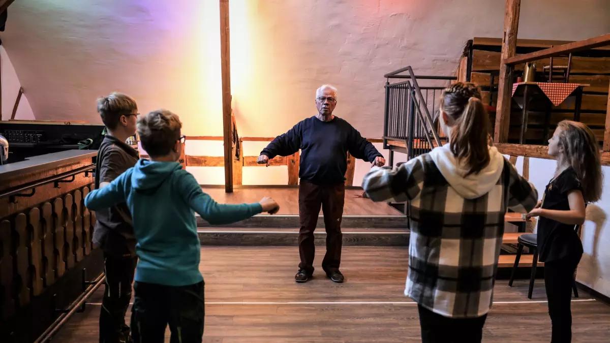 Kurt Wasserfall auf der Jungen Bühne beim Erzählworkshop.