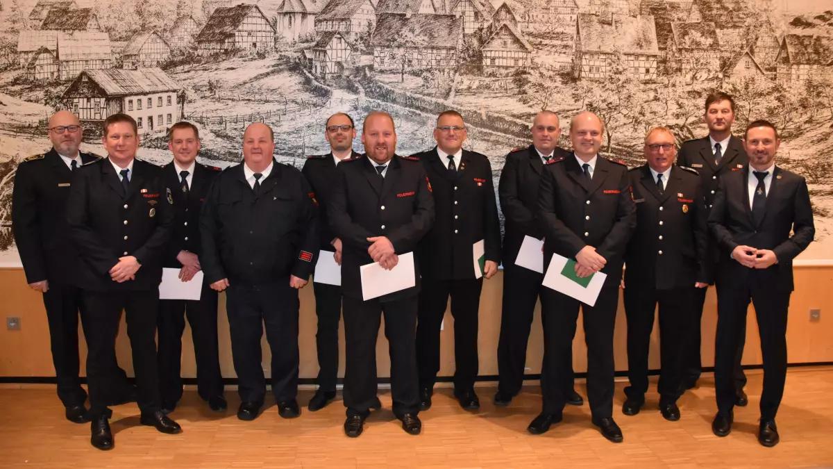 Einige Feuerwehrmänner wurden mit den Feuerwehr-Ehrenzeichen in Gold und Silber geehrt.