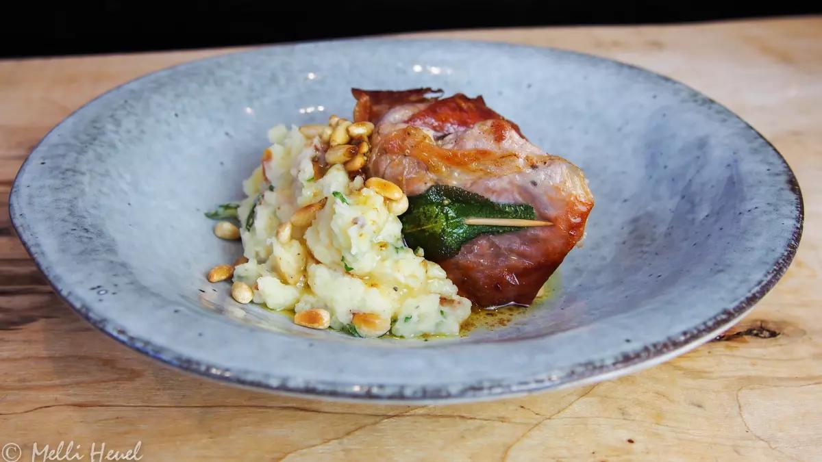 Eigentlich werden die traditionellen italienischen Schnitzelchen mit Kalbfleisch zubereitet. Melli Heuel mogelt heute etwas und nimmt Fleisch vom Schwein.