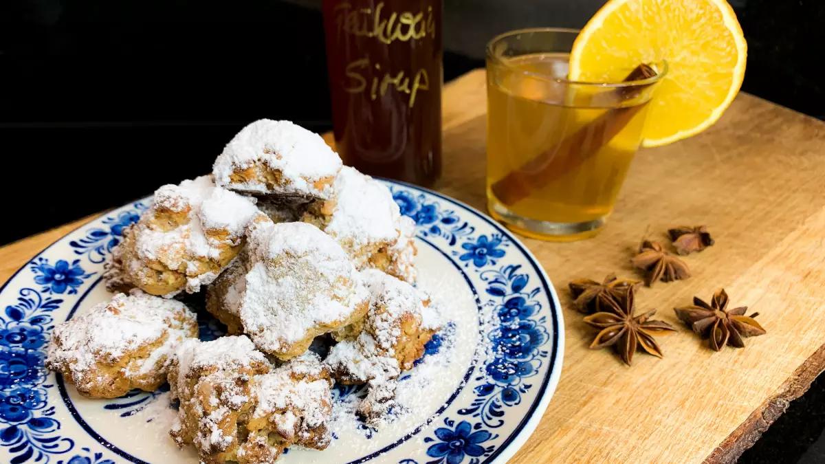Richtig adventlich: Stollenhappen und dazu einen weißen Glühwein.