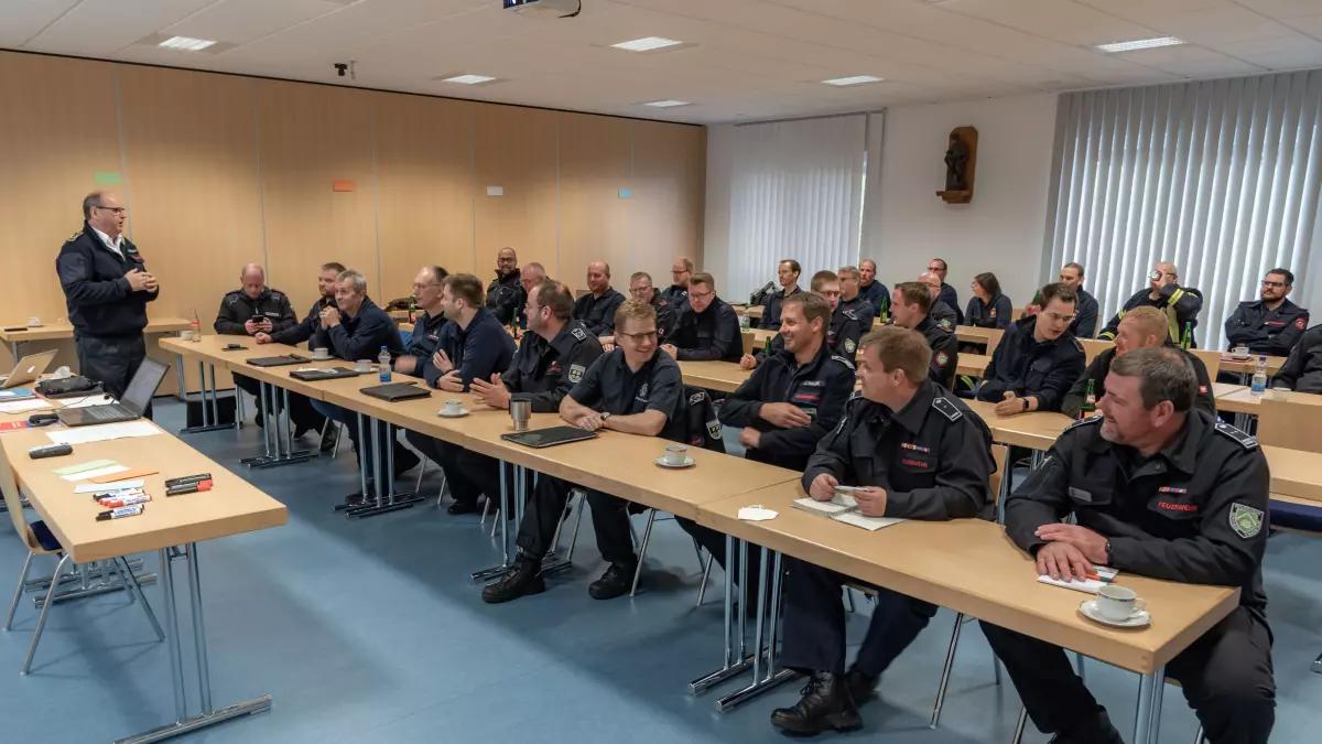 Vertreter der Feuerwehren aller Kommunen haben sich in Grevenbrück zu einem gemeinsamen Seminar getroffen.