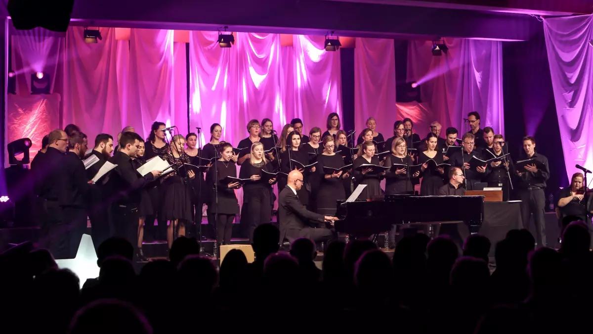 Der Junge Chor Eslohe, zu dem auch einige Sänger aus Lennestadt und Kirchhundem gehören, und ihre Chorleiter Michael Nathen veranstalten ein Konzert im Ahrtal.