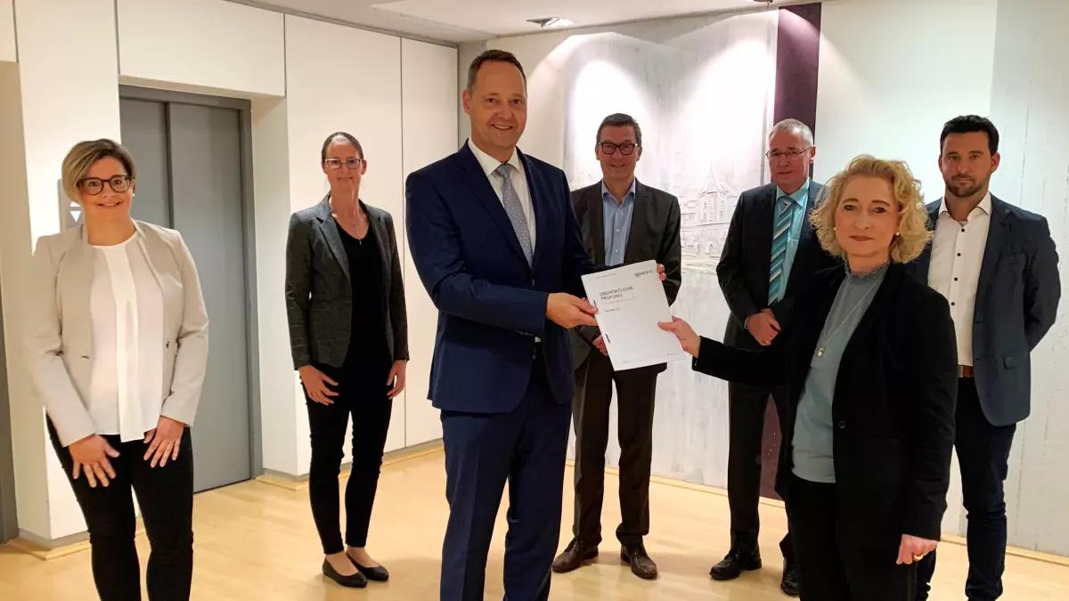 V.l.n.r.: Stefanie Ohm, Judith Feldner, Bürgermeister Peter Weber, Thomas Bär, Heinrich Josef Baltes, Simone Kaspar und Torsten Kaufmann.