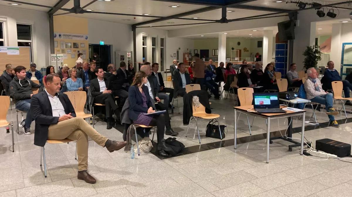 Etwa 50 Bürgerinnen und Bürger kamen zur Auftaktveranstaltung für die Neubewerbung als LEADER-Region BiggeLand ins Forum des Städtischen Gymnasiums in Olpe.