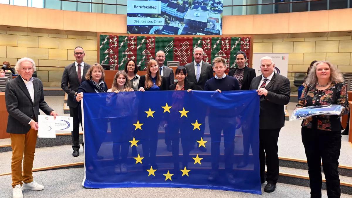 Die Vertreter des BKO nahmen im Düsseldorfer Landtag die Europaschulen-Auszeichnung entgegen. Auch Landrat Theo Melcher und der heimische Landtagsabgeordnete Jochen Ritter waren beim Termin vor Ort.