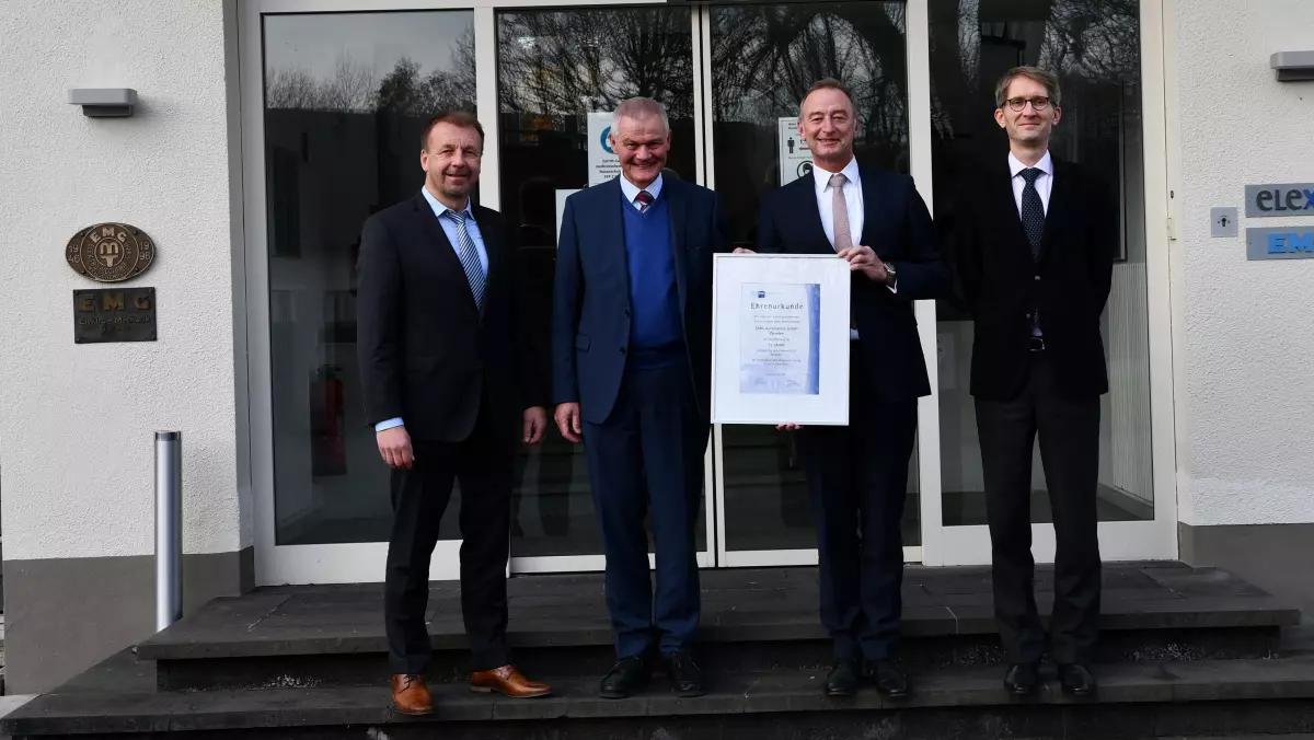 Bei der Urkundenübergabe (von links):  Jürgen Simon, Klaus Gräbener, Dr. Rolf Merte und Ingo Koesfeld.