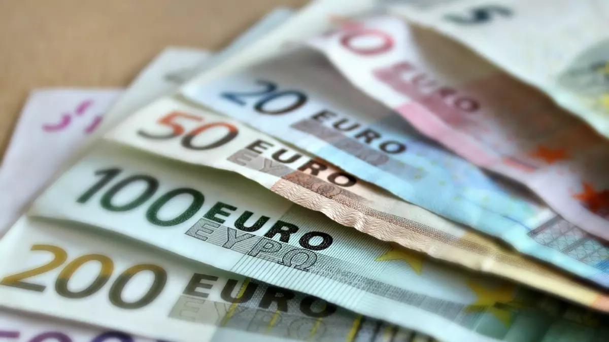 Geld, Geldscheine, Euro, Bargeld, Millionär