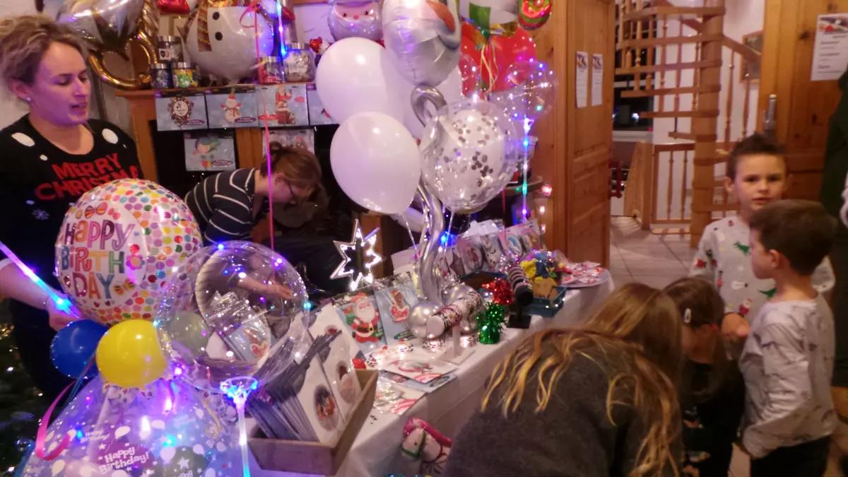 Stimmung, Gemütlichkeit und gute Laune dominierten noch im Jahr 2019 die Szenerie beim Weihnachtsmarkt der Möllmicker Chöre „Einigkeit“. Davon bleibt 2021 wenigstens der Weihnachtsbaumverkauf erhalten.