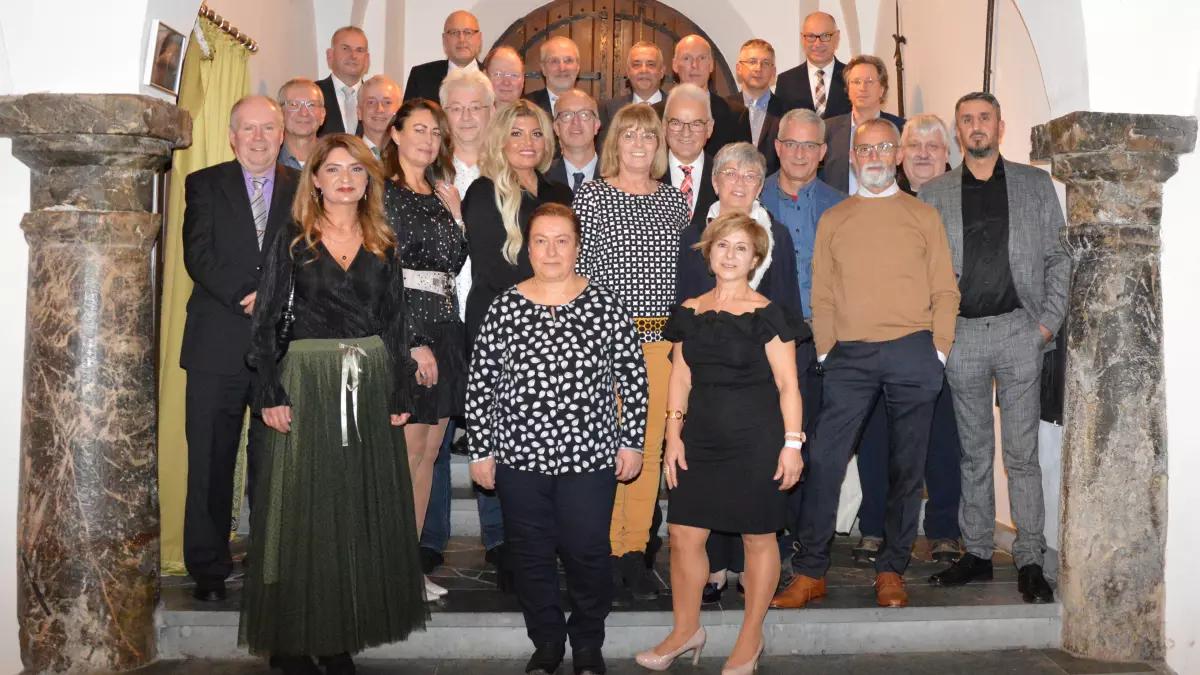 Die Jubilare und Pensionäre der ersten Feierstunde.