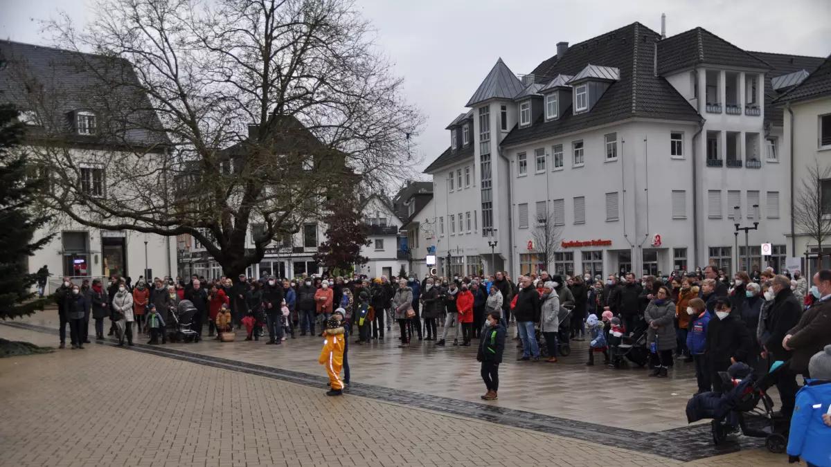 Rund 350 Besucher feierten den ökumenischen Weihnachtsgottesdienst auf dem Rathausvorplatz