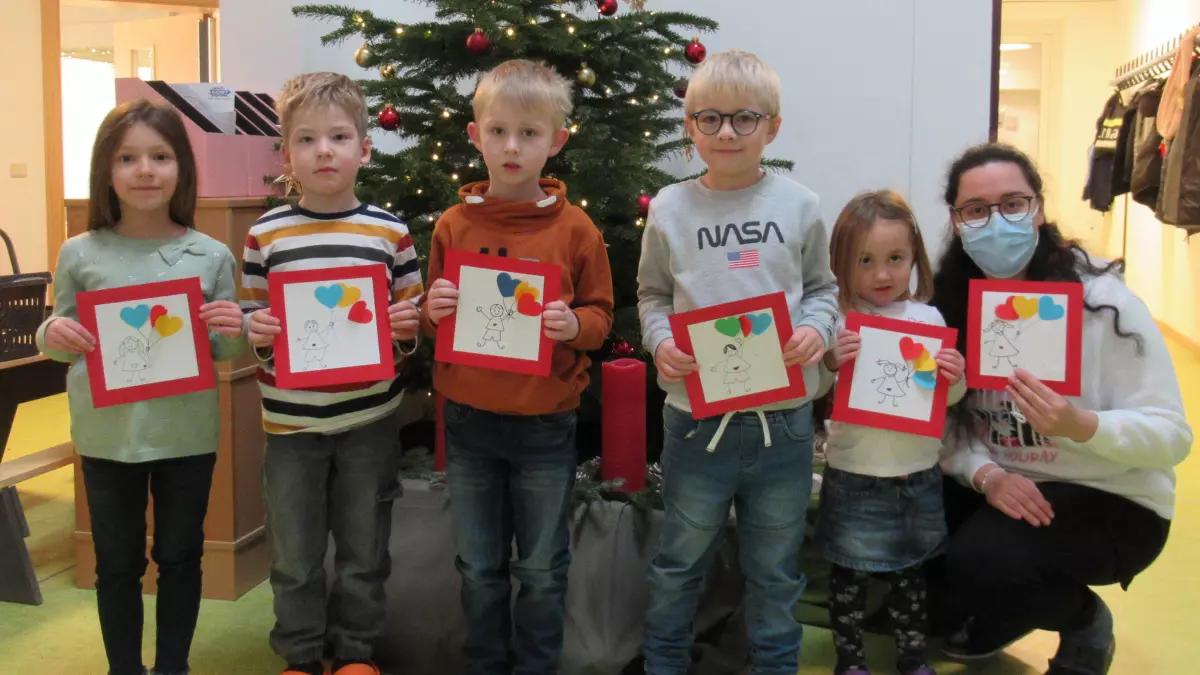 Mit berechtigtem Stolz präsentieren die Kinder die Grußkarten, die sie für pflegebedürftige Menschen gestaltet haben.