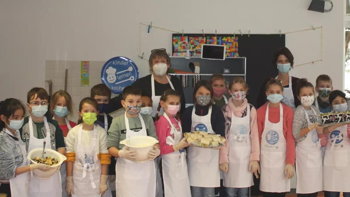 Stolz präsentieren die Grundschüler ihre fertigen Gerichte.
