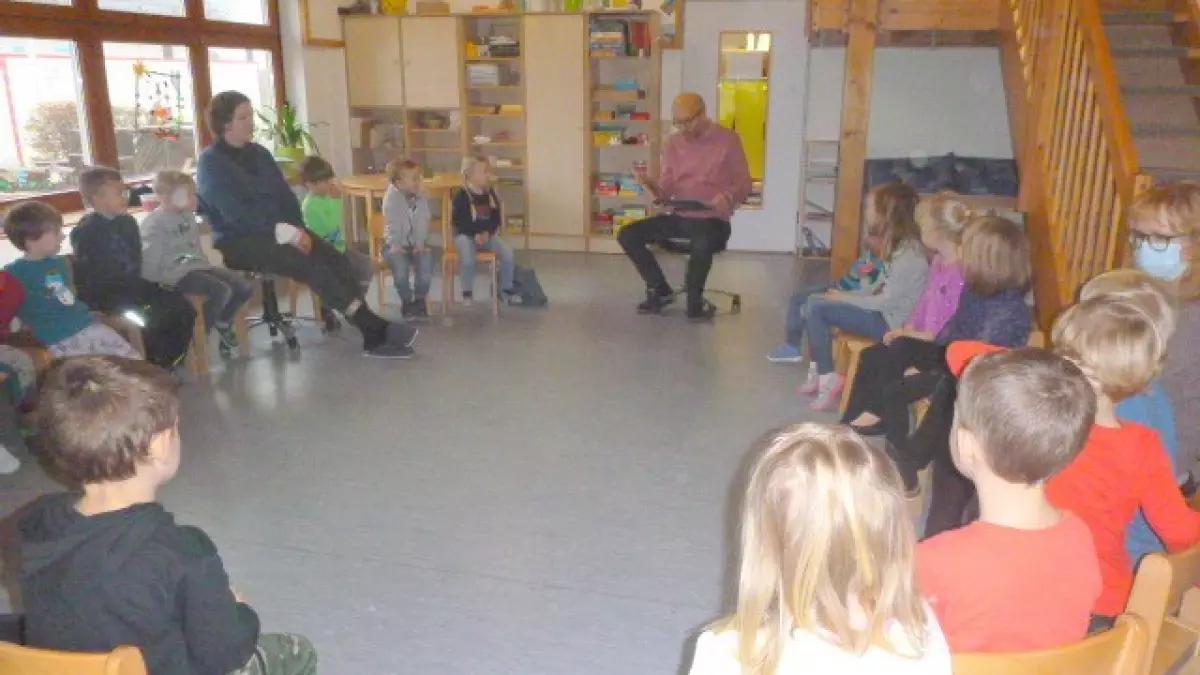 Die Kinder der KiTa Mittendrin lauschen den Geschichten ihrer Vorlese-Paten: Elisabeth Nierhoff von der Bücherei am Markt in Drolshagen und dem Drolshagener Bürgermeister Uli Berghof