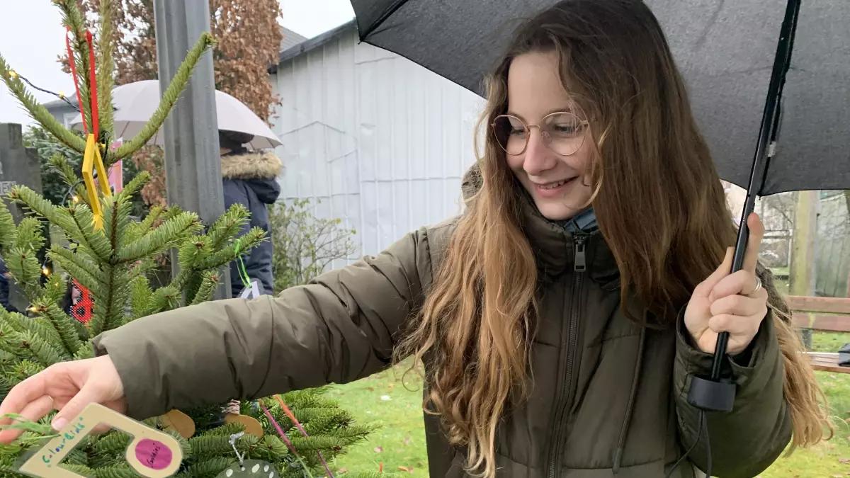 Die Sänger des Kinderchors „ColourKids“ hatten sichtlich Spaß beim Schmücken der Tanne.