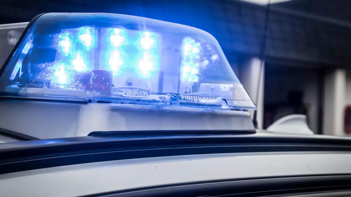 Pkw prallt nach Ausweichmanöver gegen Metallkiste - Verursacher flüchtet