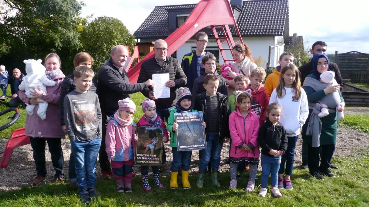 Im Oktober übergaben Anwohner und Nutzer des Spielplatzes einen Bürgerantrag an Bürgermeister Achim Henkel.