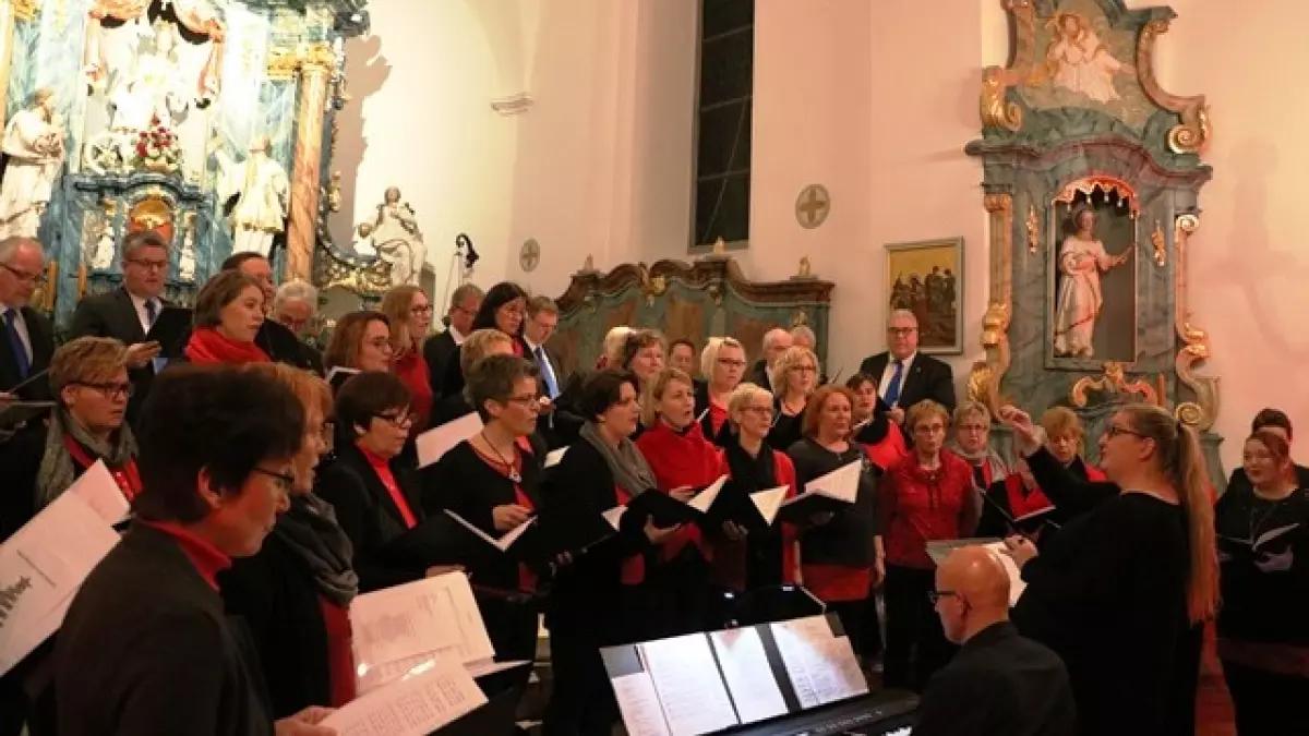 „ChorEffekt“ Heinsberg lädt für Samstag, 18. Dezember, zu einem Konzert vor der örtlichen Pfarrkirche ein.