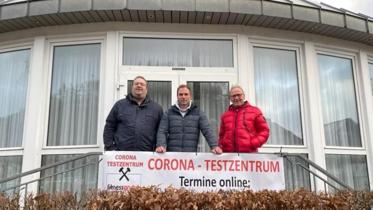 Martin Schneider (Schützenverein Altenhundem), Manuel Eberts (Betreiber Testzentrum) und Dirk Ahlbäumer (LenneIT und Technikpartner des Testzentrums, v.r.) freuen sich auf die Wiedereröffnung des Testzentrums in der Sauerlandhalle.