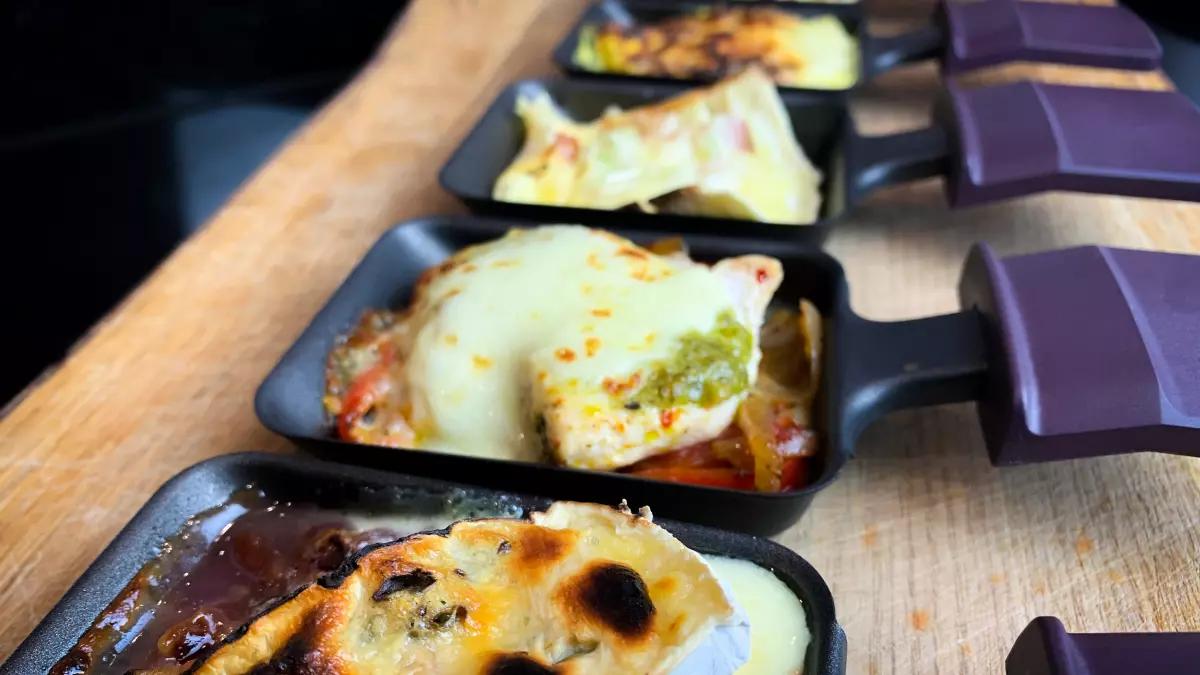 Kleine Pfännchen – großer Genuss: Melli Heuel zeigt euch heute im letzten Teil ihres Weihnachts-Specials 2021, wie man die Raclette-Pfännchen mal anders füllen kann.