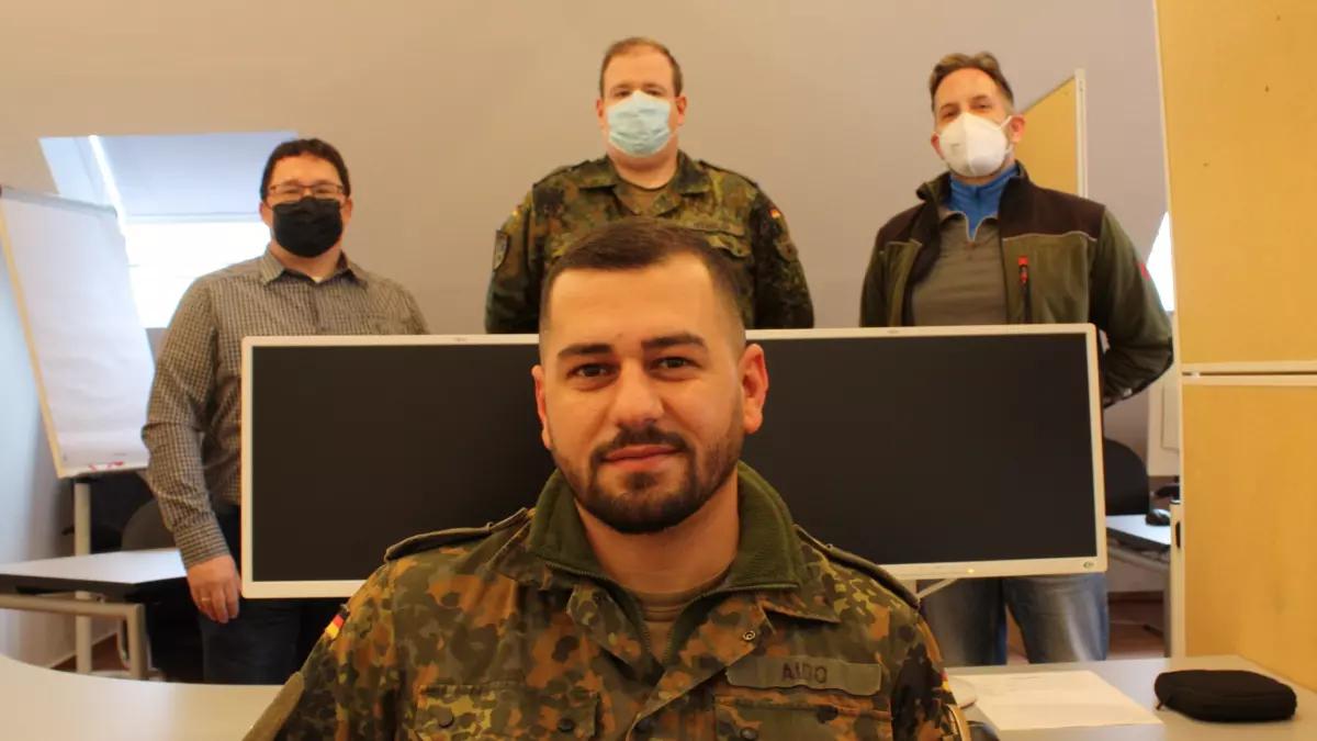 Fünf Bundeswehr-Soldaten werden ab 6. Dezember den Kreis Olpe unterstützen, darunter Feldwebel Aido (vorn) und Leutnant Wengler (hinten Mitte). Sie wurden begrüßt von Thomas Fox vom Fachdienst Gesundheit (links) und Hauptmann Hille vom Kreisverbindungskommando.