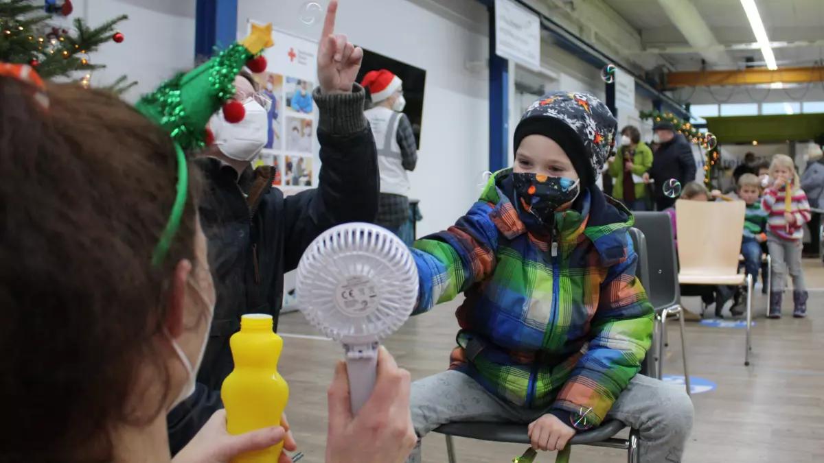 Dr. Pille-Palle (alias Gianna Matysek) sorgt für gute Laune bei den frisch geimpften Kindern.