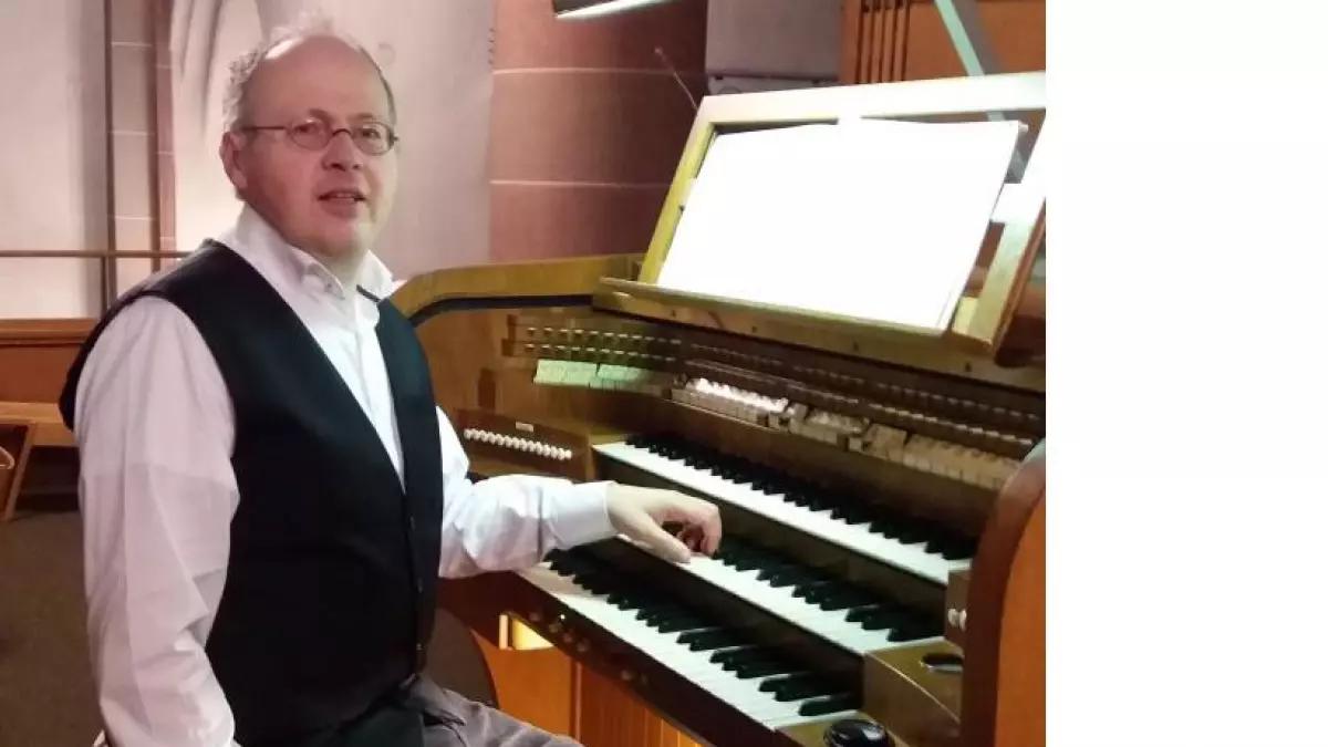 Organist Dr. Jürgen Seufert.