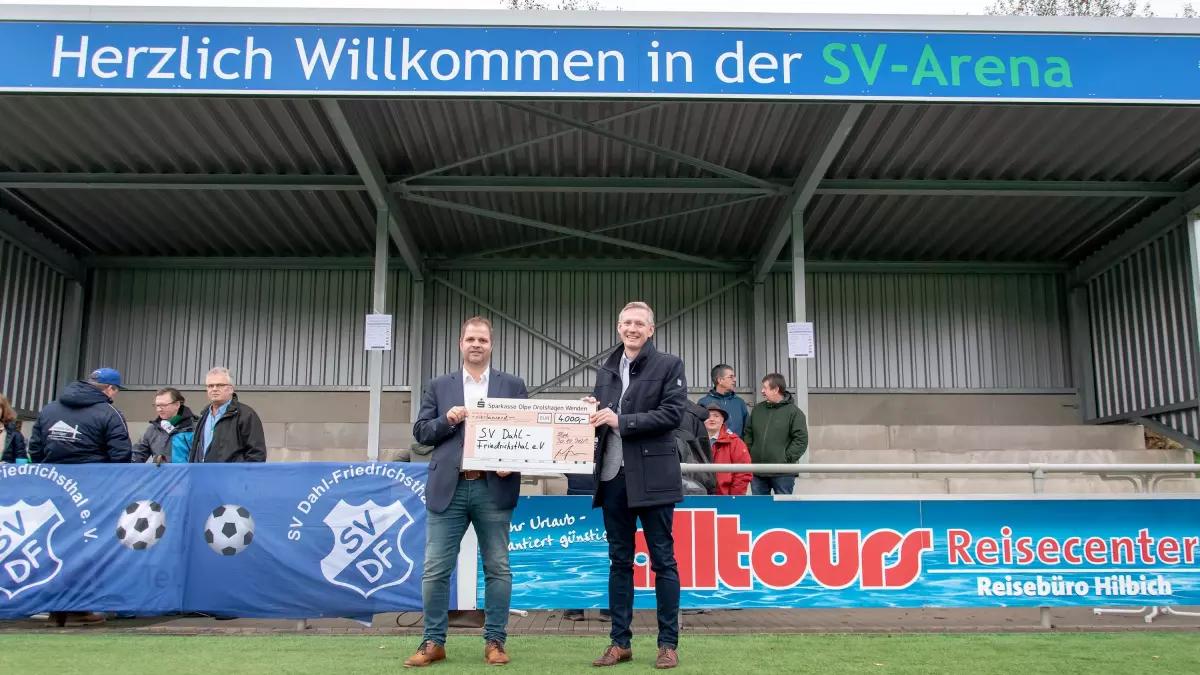 SV Vorsitzender Michael Schneider (links) und Björn Scheper von der Sparkasse bei der Scheckübergabe.