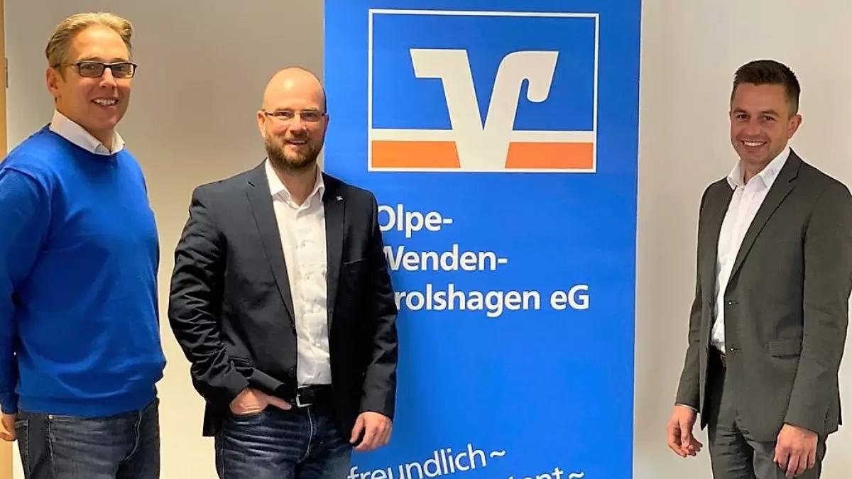 Die beiden Vorsitzenden des Stadtsportverbandes Drolshagen, Thorsten Stahl (links) und Tim Willmes (rechts),freuen sich über die Unterstützung der Volksbank Drolshagen (im Bild vertreten durch Peter Huckestein).